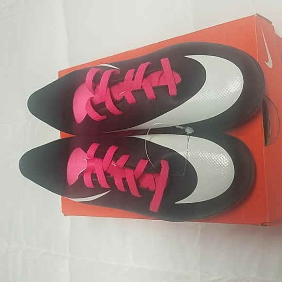 Soccer shoes for girl - Picture 3 of 4